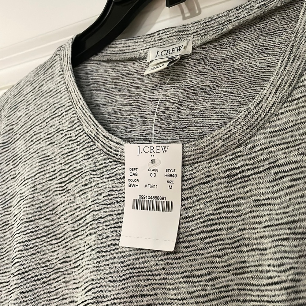 NWT! Polyester pocket tee - Picture 4 of 7
